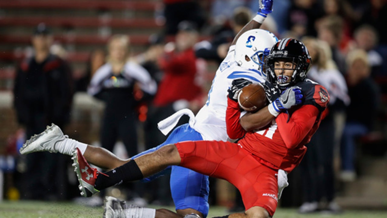Memphis takes control early to beat Cincinnati 34-7